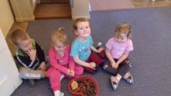 Dzieci liczące i układające kasztany na dywanie