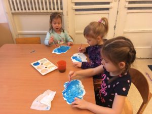 Dzieci malują farbami chmurki