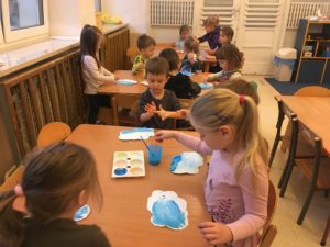 Dzieci malują farbami chmurki