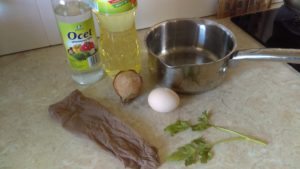 zdjęcie blatu kuchennego z jajkami i garnkiem