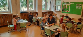 Zdjęcie dzieci pracujących przy stolikach