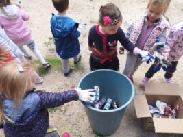 Zdjęcie dzieci segregujących śmieci - Sprzątanie Świata