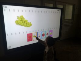 Zdjęcie dziecka przy monitorze - program Wordwall