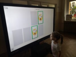Zdjęcie dziecka przy monitorze - program Wordwall