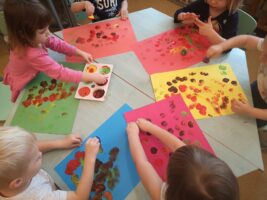 zdjęcie dzieci malujących farbami