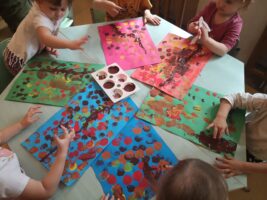 zdjęcie dzieci malujących farbami
