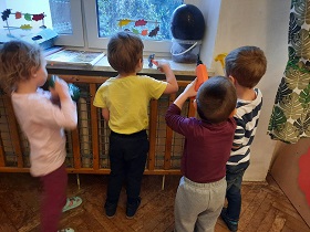 zdjęcie dzieci bawiących się w sali