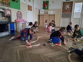 zdjęcie dzieci bawiących się w sali