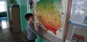 Zdjęcie dziecka przy mapie Polski