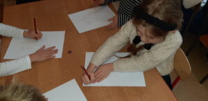 Zdjęcie dzieci rysujących przy stołach