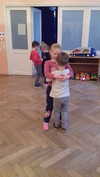zdjęcie dzieci tańczących w parach z woreczkiem
