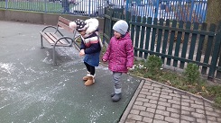 zdjęcie dzieci bawiących się śniegiem na dworze