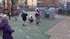zdjęcie dzieci bawiących się śniegiem na dworze
