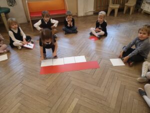 zdjęcie dzieci układających flagę Polski