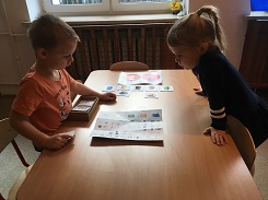zdjęcie dzieci pracujących przy stole