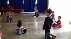 zdjęcie dzieci bawiących się na podłodze