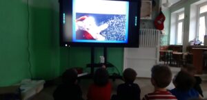Zdjęcie dzieci oglądających prezentację o Laponii