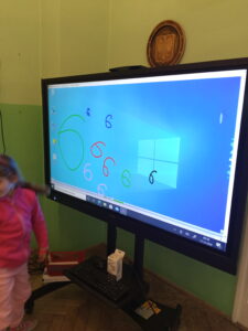 Zdjęcie dzieci wykonujących zadania na monitorze