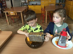 zdjęcie dzieci pracujących przy stole z dynią