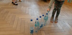 Zdjęcie dzieci bawiących się butelkami