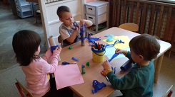 Zdjęcie dzieci pracujących przy stole