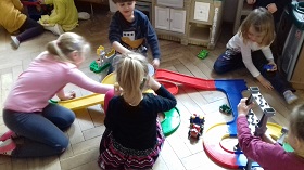 Zdjęcie dzieci bawiących się na podłodze
