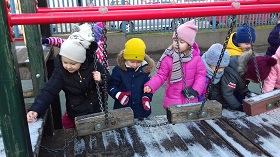 Zdjęcie dzieci bawiących się na placu zabaw
