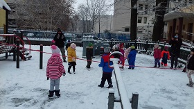 Zdjęcie dzieci bawiących się na śniegu