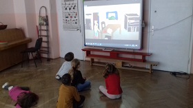 Zdjęcie dzieci oglądających film na tablicy multimedialnej