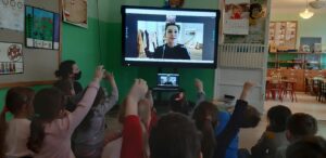 zdjęcie dzieci oglądających lekcję online