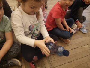 zdjęcie dzieci bawiących się butelkami