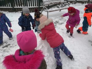 zdjęcie dzieci na śniegu