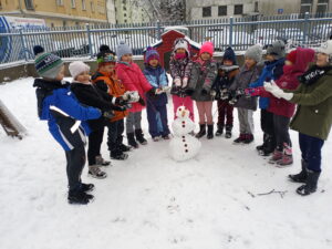 zdjęcie dzieci na śniegu