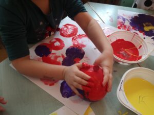 zdjęcie dziecka malującego farbami