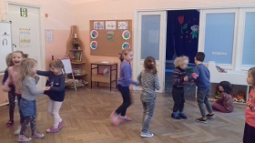 Zdjęcie dzieci tańczących na podłodze