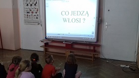 Zdjęcie dzieci oglądających prezentację na tablicy multimedialnej