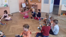 Zdjęcie dzieci bawiących się na podłodze