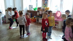 Zdjęcie dzieci tańczących na podłodze