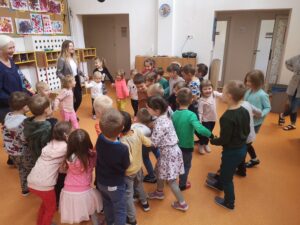 dzieci tańczą na sali