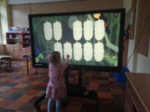 dziewczynka gra w memory na monitorze
