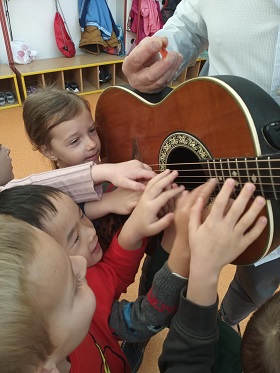 Dzieci grają na gitarze