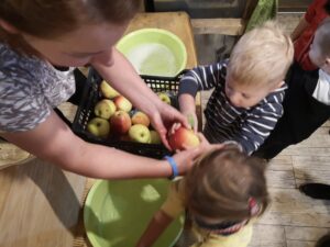 dzieci myją jabłka w misce