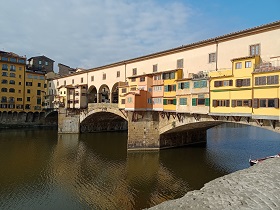 Widok na most Ponte Vecchio we Florencji