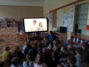 dzieci oglądają nagranie na monitorze