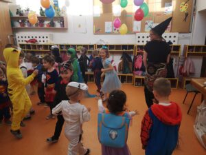 dzieci w kostiumach tańczą