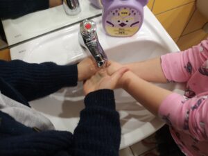 dzieci myją ręce