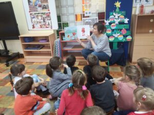 nauczycielka czyta dzieciom książeczkę