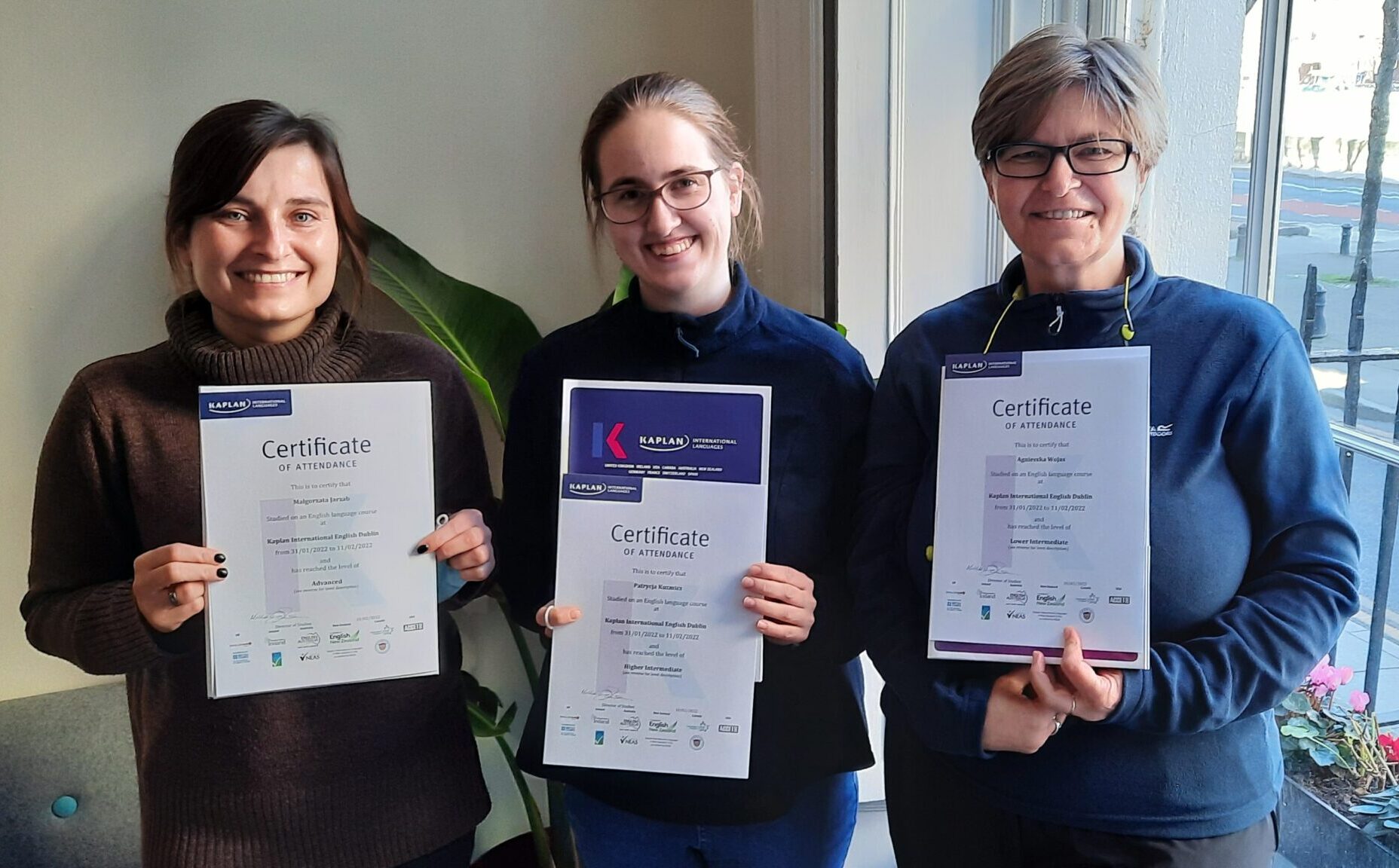 trzy kobiety trzymają certyfikaty ukończenia kursu językowego