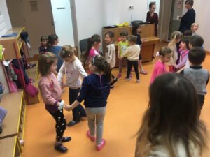 dzieci tańczą w parach lub małych grupkach