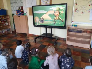 dzieci oglądają film o dniu świętego patryka na monitorze